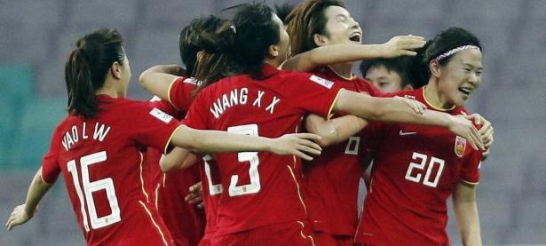 女足比赛全情投入，互不相让