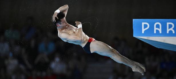 法国跳水运动员表现出色，成功晋级半决赛